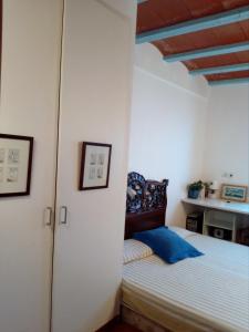 Dormitorio pequeño con cama y armario en Barca Serena, en Port de la Selva