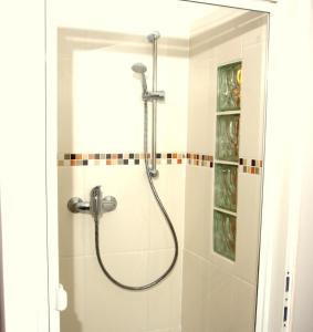y baño con ducha con cabezal de ducha. en Landhaus Pension Jany, en Bad Tatzmannsdorf