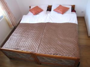 Uma cama ou camas num quarto em Zibi i Pod Topolami