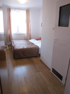 Uma cama ou camas num quarto em Zibi i Pod Topolami