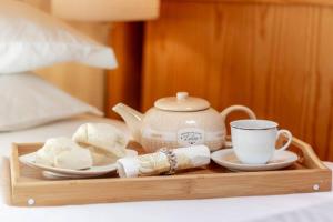 bandeja de madera con set de té en una cama en Charming Duplex at Alfama, en Lisboa