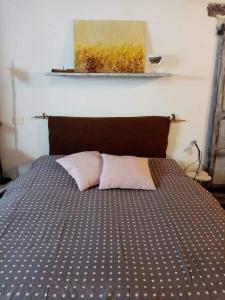 una camera da letto con un letto e un dipinto sul muro di Tufoletto a Pitigliano