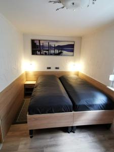 1 dormitorio con 1 cama grande en una habitación en Ferienwohnung Am Salzbach, en Lemberg