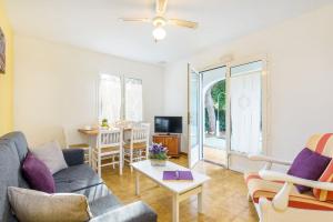 een woonkamer met een bank en een tafel bij Villas Isi & Ana Mestral in Cala en Blanes