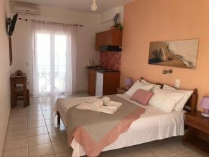 a bedroom with a bed with towels on it at Athena Kythera in Dhiakofti