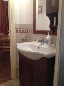ピティリアーノにあるTufolettoのバスルーム(白い洗面台、鏡付)