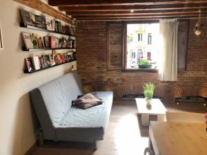 a living room with a couch and a window at Vivi Vicenza in Vicenza