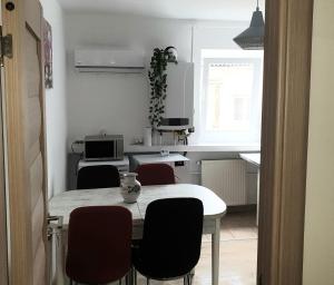 a small kitchen with a table and chairs at Apartament Carolina Parc in Alba Iulia