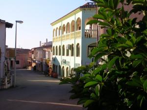 Budova, kde se penzion nachází + 4 fotografie