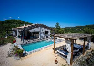 Villa con piscina y casa en Maison d'hôtes Thym et Chocolat en Générargues