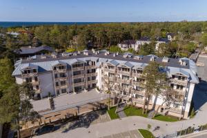 eine Luftansicht eines Resorts mit einem großen Gebäude in der Unterkunft Rezydencja Park - City Apartments in Mielno