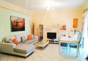 una sala de estar con un sofá y una mesa en JIMMY'S HOUSE, en Artemida