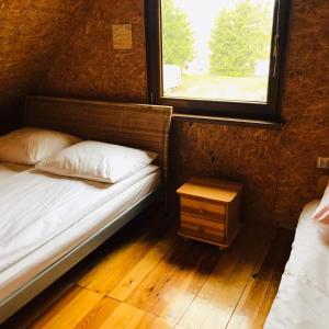 Ένα ή περισσότερα κρεβάτια σε δωμάτιο στο Domki Marina Niedźwiedzi Róg