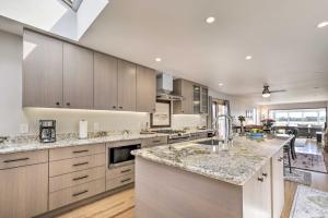 una cocina con encimeras de mármol y una isla grande en Ideally Located San Francisco Bay Home with Sunroom! en Alameda