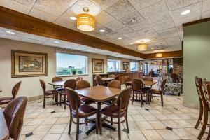 Restaurant o un lloc per menjar a Lamplighter Inn and Suites - North