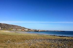 a view of a beach with houses and the water at Grandfathers house at the end of Europe, Varanger in Havningberg