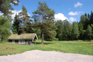 una pequeña cabaña en medio de un campo en Lycka, en Torestorp
