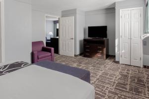 une chambre d'hôtel avec un lit et une télévision dans l'établissement La Quinta by Wyndham Kerrville, à Kerrville