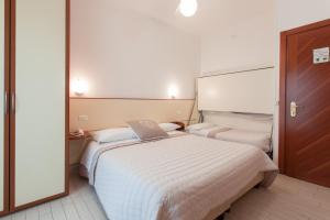 A bed or beds in a room at B&B Airone Cervia - Camere e Appartamenti