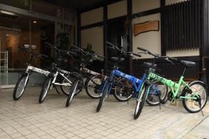 une rangée de vélos garés devant un bâtiment dans l'établissement Onsen Inn Hamayu Nagi / Vacation STAY 81903, à Beppu