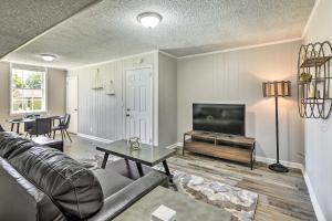 Fotografie z fotogalerie ubytování Garden-Level Hendersonville Apt 20 Mi to Broadway v destinaci Hendersonville