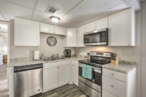 Fotografie z fotogalerie ubytování Garden-Level Hendersonville Apt 20 Mi to Broadway v destinaci Hendersonville