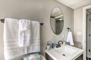ヘンダーソンビルにあるGarden-Level Hendersonville Apt 20 Mi to Broadwayの白い洗面台と鏡のあるバスルーム +16枚の写真
