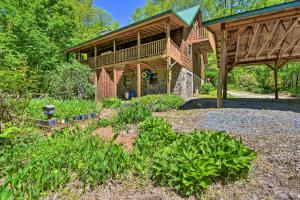 un jardín frente a una casa de madera en Enchanting Cabin with Mother-In-Law Suite Mtn Views, en Robbinsville