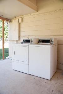 una lavadora y secadora dentro de un garaje en Nassau Holiday Motel, en Yulee