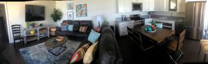 sala de estar con sofá y mesa en Beachcomber Inn, en San Clemente