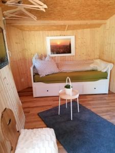 een kleine kamer met een bed en een tafel bij Baumhaus Freiburg in Freiburg im Breisgau