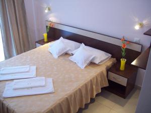 ein Hotelzimmer mit einem Bett mit zwei Handtüchern darauf in der Unterkunft Raul in Eforie Sud