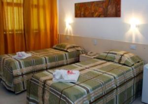 Habitación de hotel con 2 camas y teléfono en Hotel Pampulha Palace en Belo Horizonte
