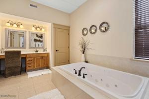 Koupelna v ubytování Luxe Condo with Game Area, Walk to Beach and Boardwalk + 22 fotografií