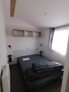 - une petite chambre avec un lit et une fenêtre dans l'établissement Camping de masevaux, à Masevaux