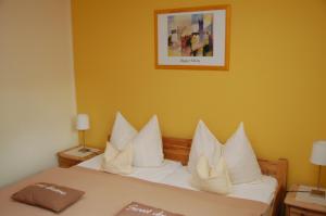 Postel nebo postele na pokoji v ubytování Hotel-Ferienwohnungen Cafe Maarblick