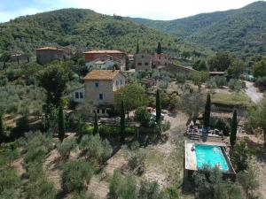 een luchtzicht op een villa met een zwembad bij Belvilla by OYO Tillia in Castiglion Fiorentino