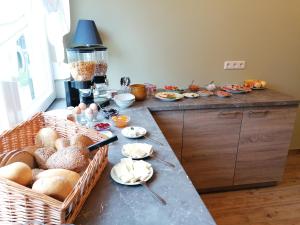 una cocina con cestas de comida en una barra en Pension Lukask, en Burg