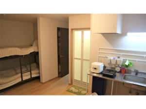 Il comprend une petite cuisine avec un évier et des lits superposés. dans l'établissement Sadie's Home / Vacation STAY 7575, à Kawasaki