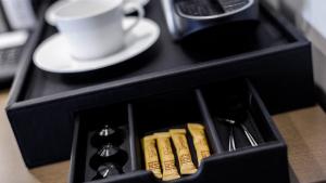 Příslušenství pro přípravu čaje a kávy v ubytování Michaelson Boutique Hotel & SPA Brícoła