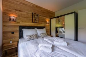 Posteľ alebo postele v izbe v ubytovaní Apartament Leśniczówka - 5D Apartamenty