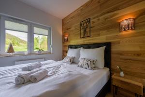 Posteľ alebo postele v izbe v ubytovaní Apartament Leśniczówka - 5D Apartamenty