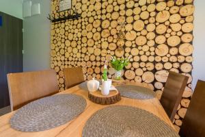 Posedenie v ubytovaní Apartament Leśniczówka - 5D Apartamenty