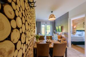 Posteľ alebo postele v izbe v ubytovaní Apartament Leśniczówka - 5D Apartamenty