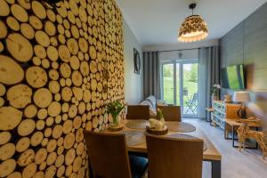 Posedenie v ubytovaní Apartament Leśniczówka - 5D Apartamenty