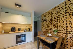 Kuchyňa alebo kuchynka v ubytovaní Apartament Leśniczówka - 5D Apartamenty