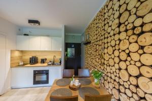 Kuchyňa alebo kuchynka v ubytovaní Apartament Leśniczówka - 5D Apartamenty
