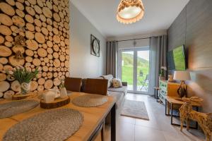 Posedenie v ubytovaní Apartament Leśniczówka - 5D Apartamenty