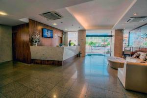 - un hall d'un hôtel avec un canapé et un comptoir dans l'établissement Maredomus Hotel, à Fortaleza