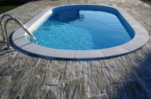 an overhead view of a swimming pool with blue water at Casa da Eira em Dornes - Casa de campo familiar com piscina in Dornes